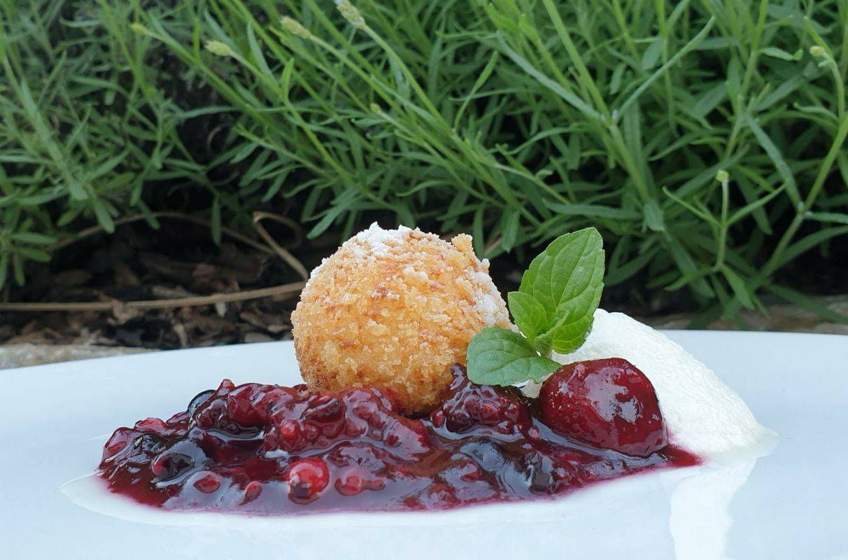 Gebackene Zitronengras-Milchreisbällchen mit Beerenkompott und Holunderblütenschaum